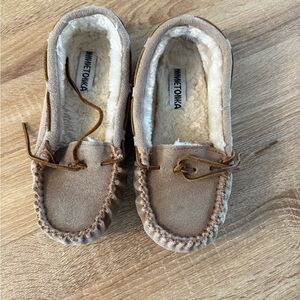 Minnetonka women’s tan Suede Moccasin Slippers with Faux Fur Lining